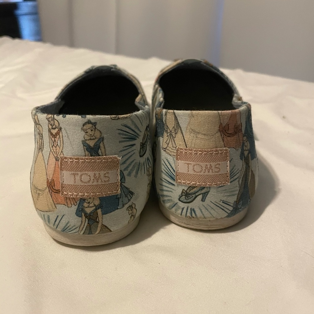 Disney x Toms Cinderella Slip On - Picture 7 of 9